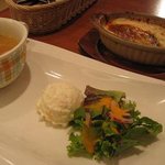 ファミリーキッチン ボチャカ - セットのサラダ＆スープとグラタン