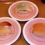 Kappa Sushi - えんがわ(上)、はまち(左)、びんちょう(右)
