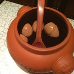 四川料理 秋 - テーブルには、食べ放題らしい煮卵も嬉しい。