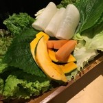 韓感 - サムギョプサルの野菜。大根が酢漬けてあってさっぱり♪