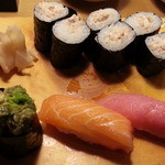 Sushi Izakaya Yataizushi - ツナサラ細巻き259円、握りは本まぐろ、サーモン、アボガド軍艦各99円