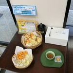 もち吉 - サービスのお茶とお菓子。この時「えん餅」の白あんを出して下さって美味しかったので購入。おかきもポリポリ♡　それから、水曜土曜は「お水の日」で「力水プレゼント」ですって♪