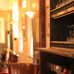 カフェドゥラプレス - 店内はパリのカフェ風