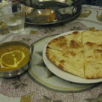 インド料理 PUJA - 　生地の間にチーズやキーマが入っているので丸い形ですが普通のナンは皆さんご存知の形です