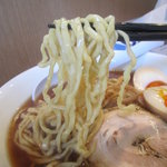 麺は絶品の手打ち中太ちぢれ麺