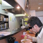 麺や 河野 - カウンターのみ６席の店内