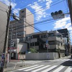 麺や 河野 - 中村橋駅から徒歩５分、こちらの信号の脇が店舗です