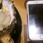 廻鮮寿司 塩釜港 - 岩ガキの大きさ（iPhone6Sとの比較）