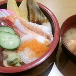 廻鮮寿司 塩釜港 - 海鮮丼（お味噌汁付き）