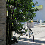 AU GAMIN DE TOKIO table - ランチ後のエントランス前