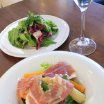 AU GAMIN DE TOKIO table - 前菜の奥はランチのサラダ