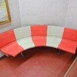 マルカンデパート大食堂 - 踊場のレトロなベンチ