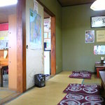 喜八 - 座敷から厨房を臨む