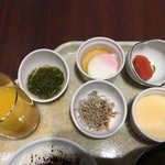 ブラッスリーローリエ - オレンジジュース・めかぶ・温泉玉子・明太子・ちりめんじゃこ・おぼろ豆腐