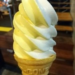株式会社村田蒲鉾店 - 夏みかんのソフトクリーム。ミックス