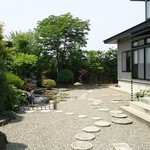 そばや 文助 - 外塀から玄関へ（H28.6.7撮影）