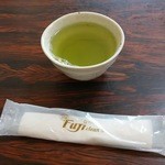そばや 文助 - 提供される緑茶とおしぼり（H28.6.7撮影）