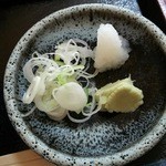 そばや 文助 - 文助天ざる 海老二本￥1450の薬味（大根下ろし、刻み葱、本山葵）（H28.6.7撮影）