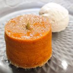 51988234 - かぼちゃの豆腐ケーキ 650円 の豆乳ホイップ添え