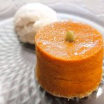 51988237 - かぼちゃの豆腐ケーキ 650円 の豆乳ホイップ添え