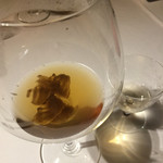 まずコンソメを一口。次にシェリーと合わせて。本番はトリュフを加えて。