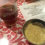 アムダスラビー - タマリンドのドリンク、お米を甘く煮たもの？