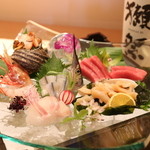 大阪屋 - 刺身は味はもちろん見た目も美しく、食べるのがもったいないほど。