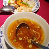 横浜中華街 重慶飯店 本館 - ホタテと芝海老の炒め物、フカヒレ？スープ