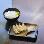 menshouaraki - 餃子セット　250円（焼き餃子又は揚げ餃子4コ+ライス）