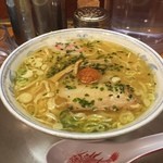 龍上海 - ラー博は俺の社員食堂。  旨辛半拉麺二番勝負 其の壱 赤湯からみそミニラーメソ！  なるとがキュート♡  パワフルなからみそ、青海苔ブチまけもイイね！ 