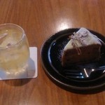 カフェ・ポステン - キャロットケーキとリンゴジュース