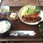 小松島保養センター 長楽苑温泉 - トンカツ定食
      ご飯とみそ汁の蓋を取った後