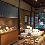 紫野和久傳 - １階　おもたせ