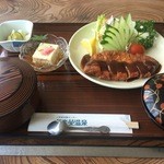 Komatsushimahoyousentachourakuenonsen - トンカツ定食