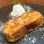 フェイバリットカフェ - ホイップクリームトッピングフレンチトースト