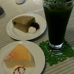 アンクル テツズ 抹茶カフェ - 手前がチーズケーキ 奥が抹茶ケーキ  右はグリーンティー