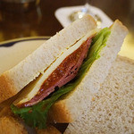 テディ・ルーズヴェルト・ラウンジ - パストラミのグラハムサンドウィッチ、フライドポテト添え