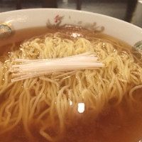 味の中華 羽衣 銀座本店 - チキンエキストラクトとお醤油をもとのあじでつなぎ、ボヨボヨの麺と合わせたものには一種普遍な旨いと感じさせるポイントがある