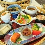 ペンションプチポワ - 朝食・花籠膳