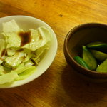 たきち - 付きだし（胡瓜の漬物、キャベツ）