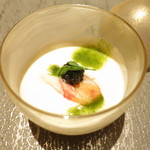 レストラン・ランス・ヤナギダテ - カリフラワーのムース　コンソメのジュレ　ズワイ蟹とキャビア乗せ　バジルソース
