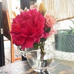Chou de ruban - テーブル上に芍薬と薔薇、百合など