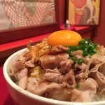 豚マニア丼 稲田屋 サン - 稲田屋特製ソース醤油甘たれのすたみな丼