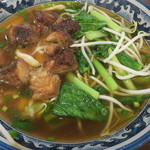 鴻運楼 - 牛バラ麺