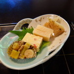 Tsurugaoka Saryou - 釜物？筍の煮物、カニ玉、海老しんじょう、そしてイカ。やや興醒めとなるアルミ・・・