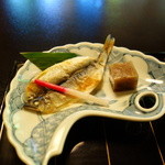 Tsurugaoka Saryou - 焼きは稚鮎と煮こごり（私的には内臓が欲しい）