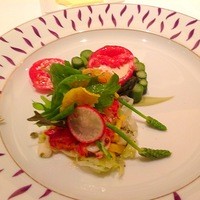 カランドリエ - トマトを割るとアメリケーヌソースが入ってる