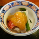 鳥益 - お通しは赤身、イカ、そしてうるいを酢味噌で