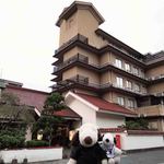 津和野温泉宿　わた屋 - 島根県・津和野を旅行中のボキら。
                                今晩、宿泊する宿は津和野で唯一の天然温泉旅館という
                                こちらの温泉宿『わた屋』だよ。
                                展望露天風呂があるそうでとっても楽しみ～。