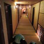 津和野温泉宿　わた屋 - チェックインしてお部屋に案内してもらいます。
                                なんと、廊下が畳敷きだよ～
                                歩いていて気持ちがいいねぇ。
                                ちなみにエレベーター内も畳敷だったよ。
                                (畳敷きなのでスリッパはありません。)